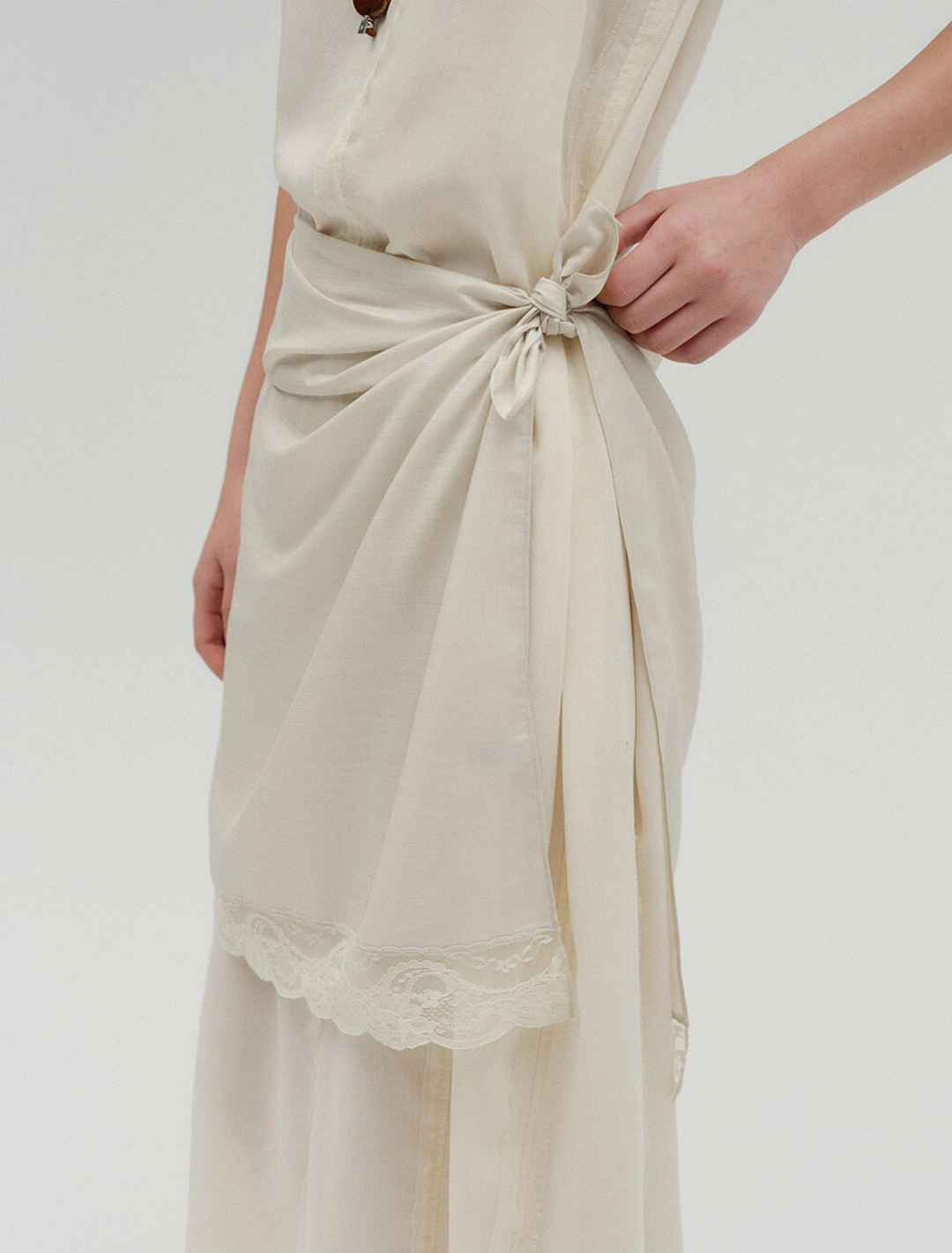 솔티페블 GLOSSY LACE SCARF [BEIGE] 상품 이미지 1
