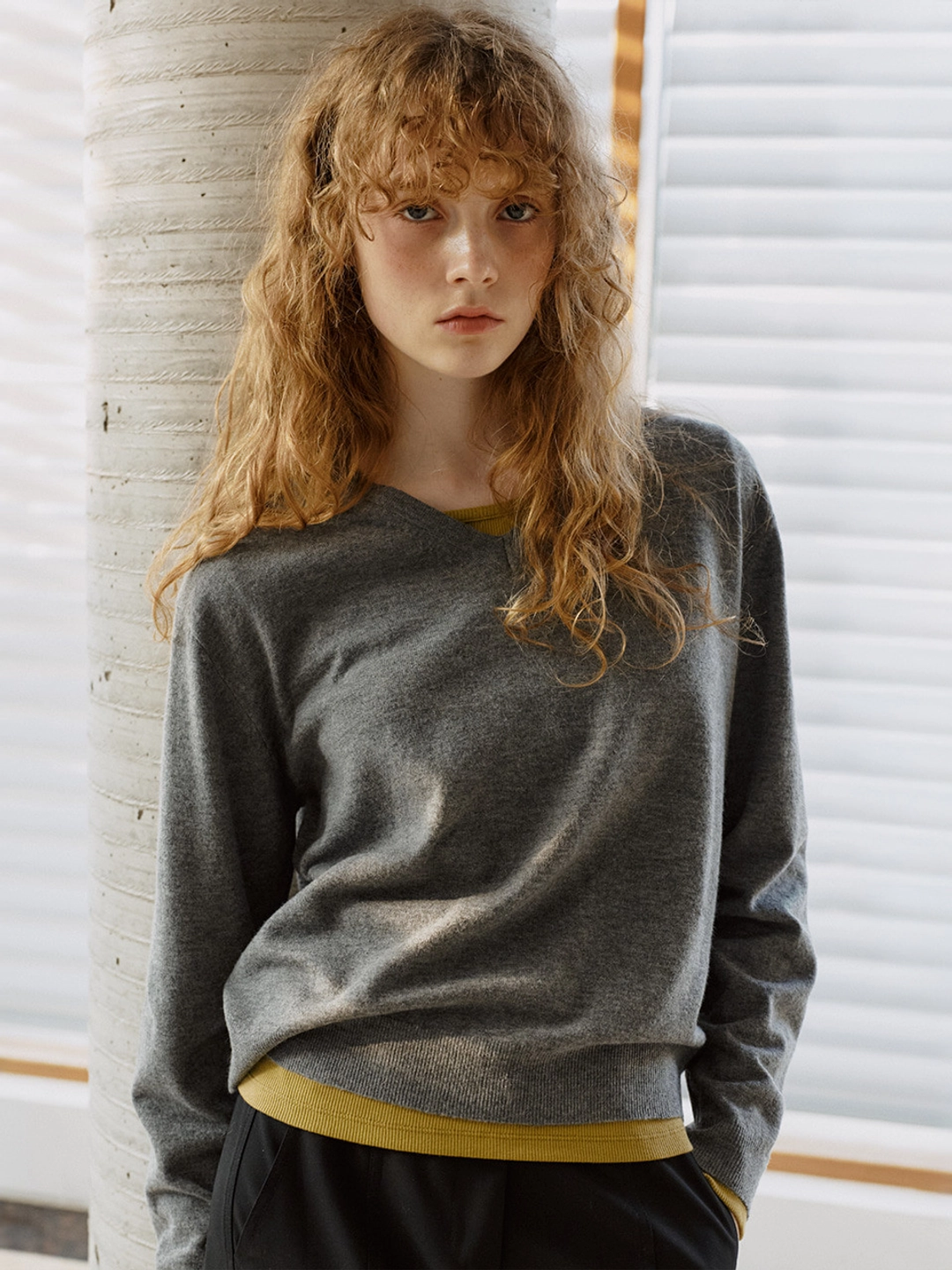 노운베러 Easy-care V-neck knit [KNFW07KN17]_Charcoal 상품 이미지 1