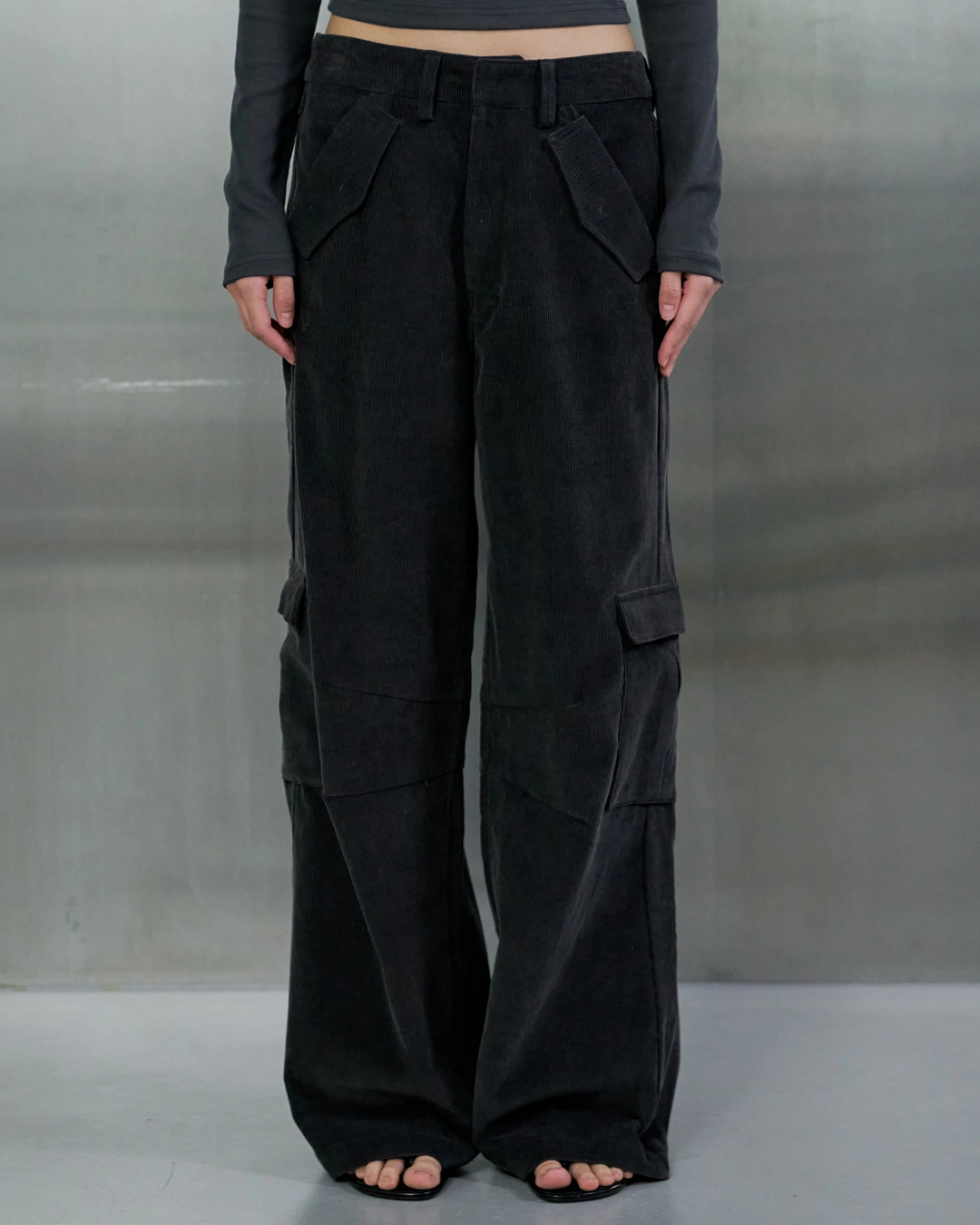 오데스 [9/4 예약 출고] CORDUROY SEMI WIDE CARGO PANTS - CHARCOAL 상품 이미지 1