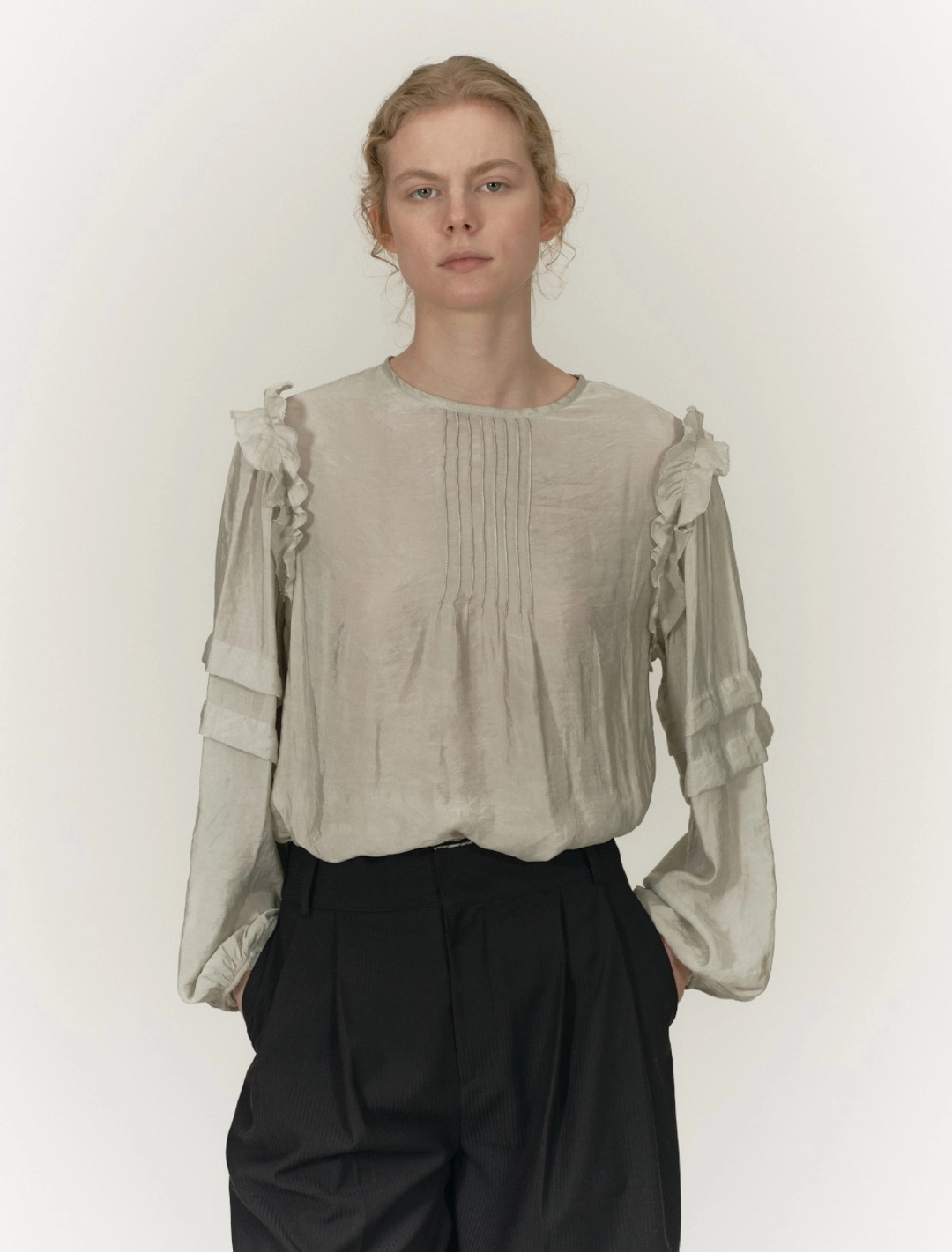 솔티페블 SHEER RUFFLE BLOUSE [LIGHT GREY] 상품 이미지 2