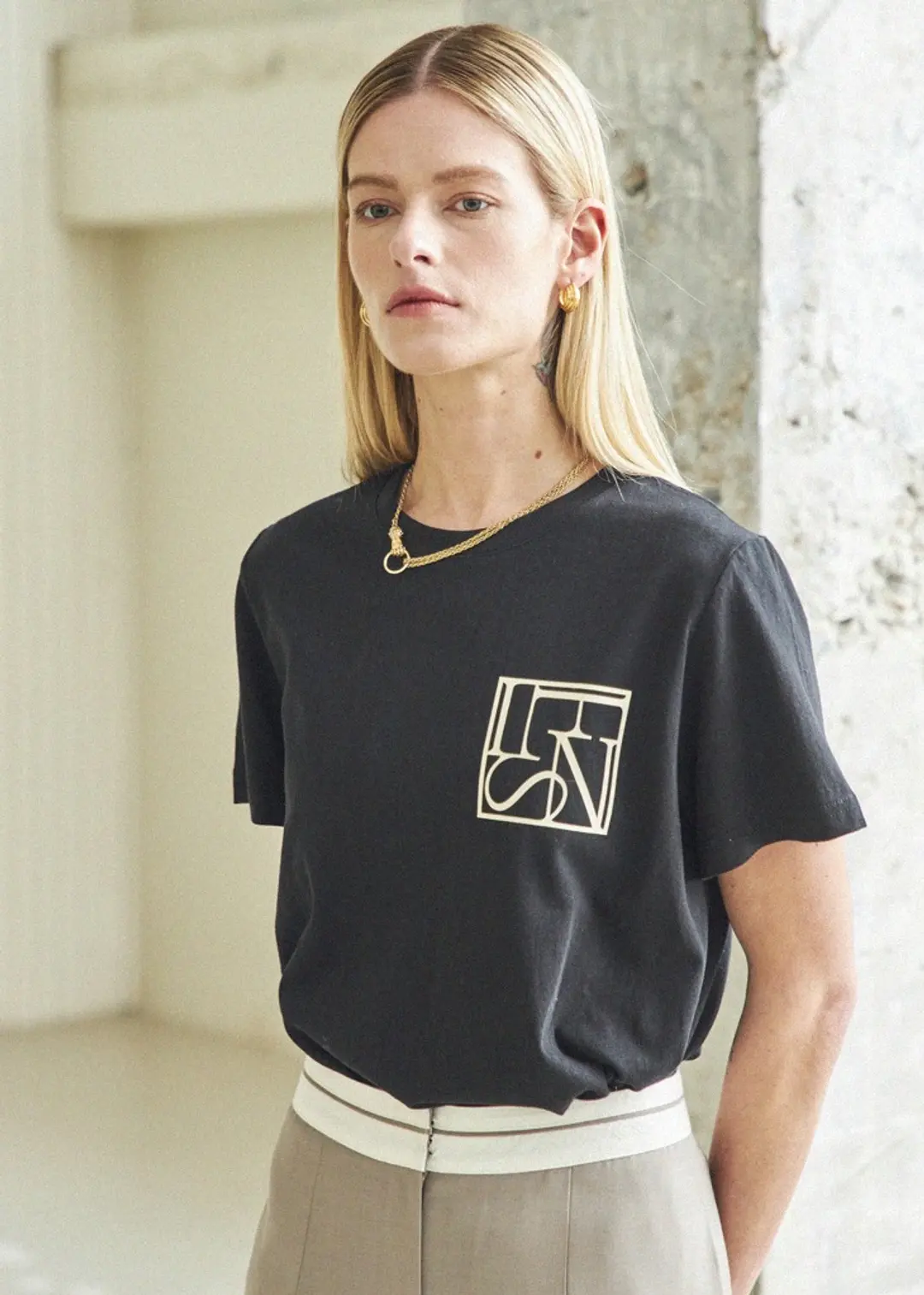 메종드이네스 INES LOGO T-SHIRT_BLACK 상품 이미지 2