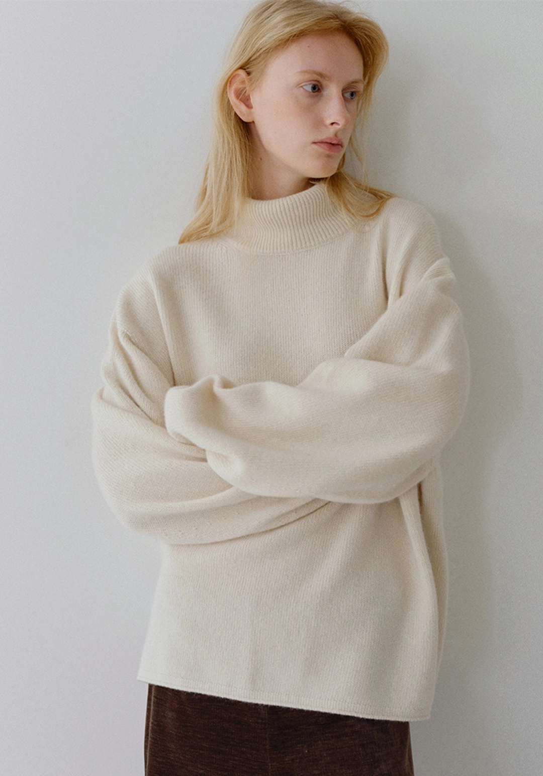 오브베이지 RACCOON OVER TURTLE KNIT_CREAM IVORY_OE4C2XKN04IVY 상품 이미지 2