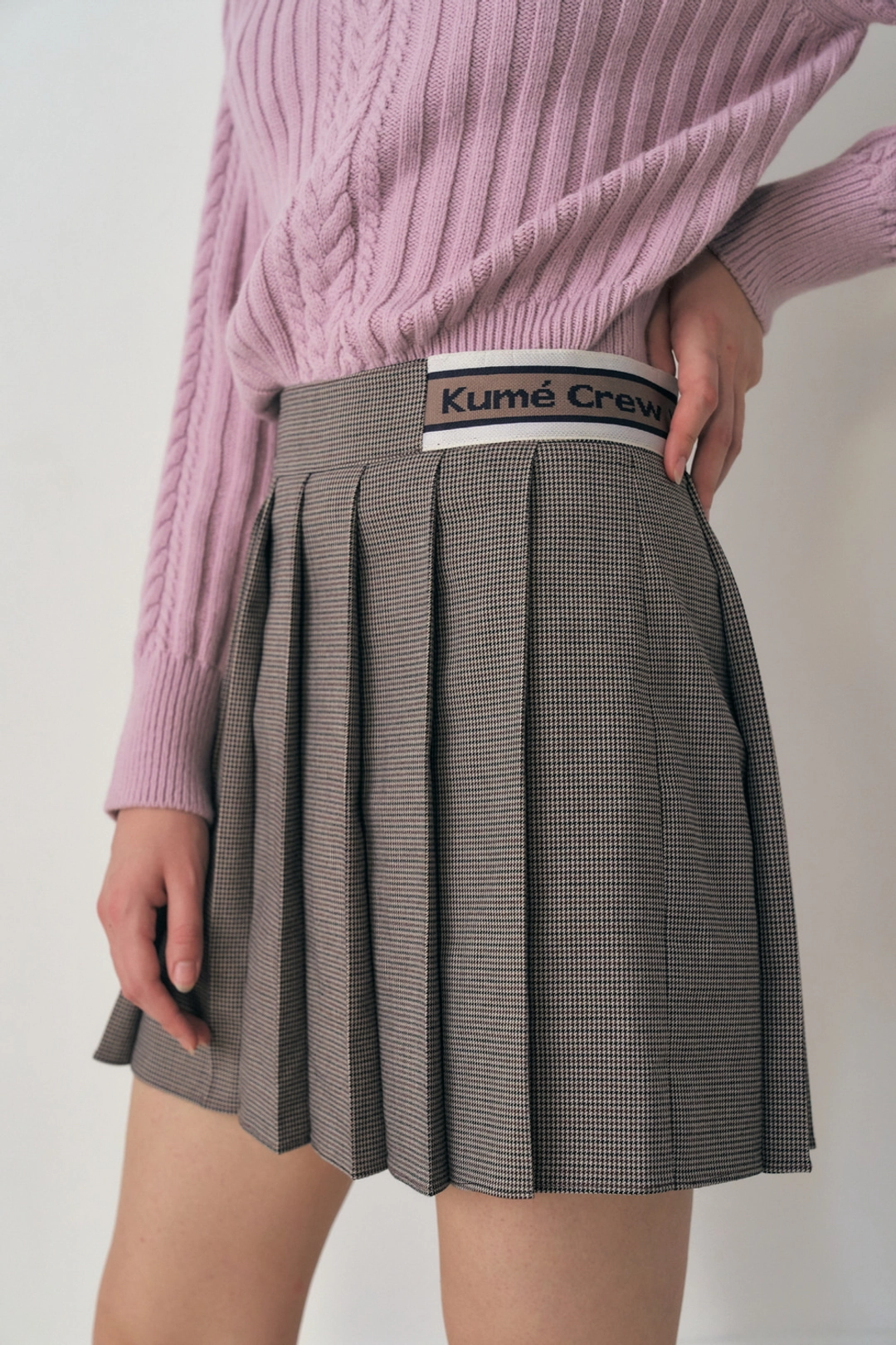 쿠메 LOGO BAND PLEATED SKIRT, BROWN CHECK 상품 이미지 3