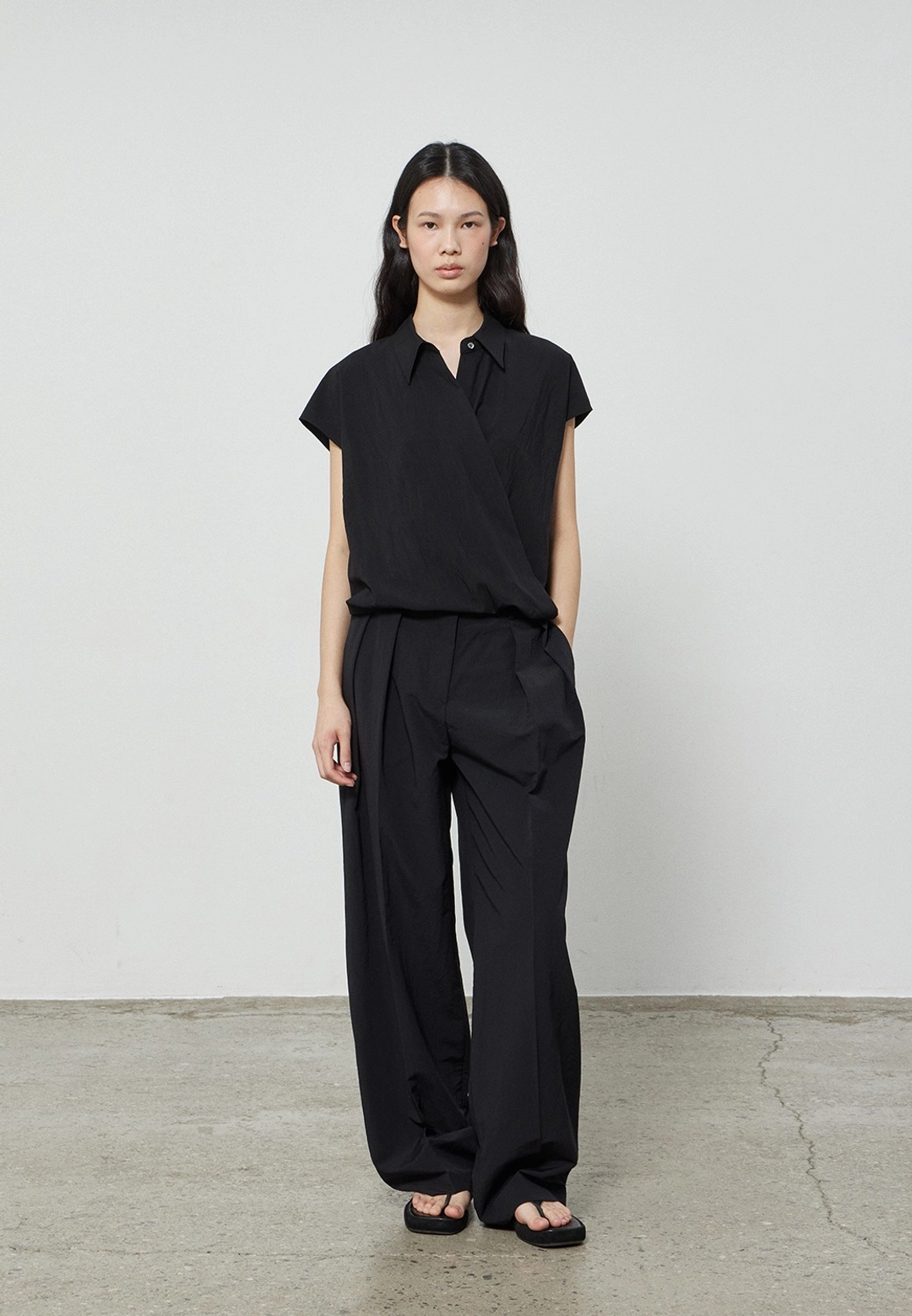 노티아 BELTED WIDE FIT TWO TUCK SLACKS - BLACK 상품 이미지 1