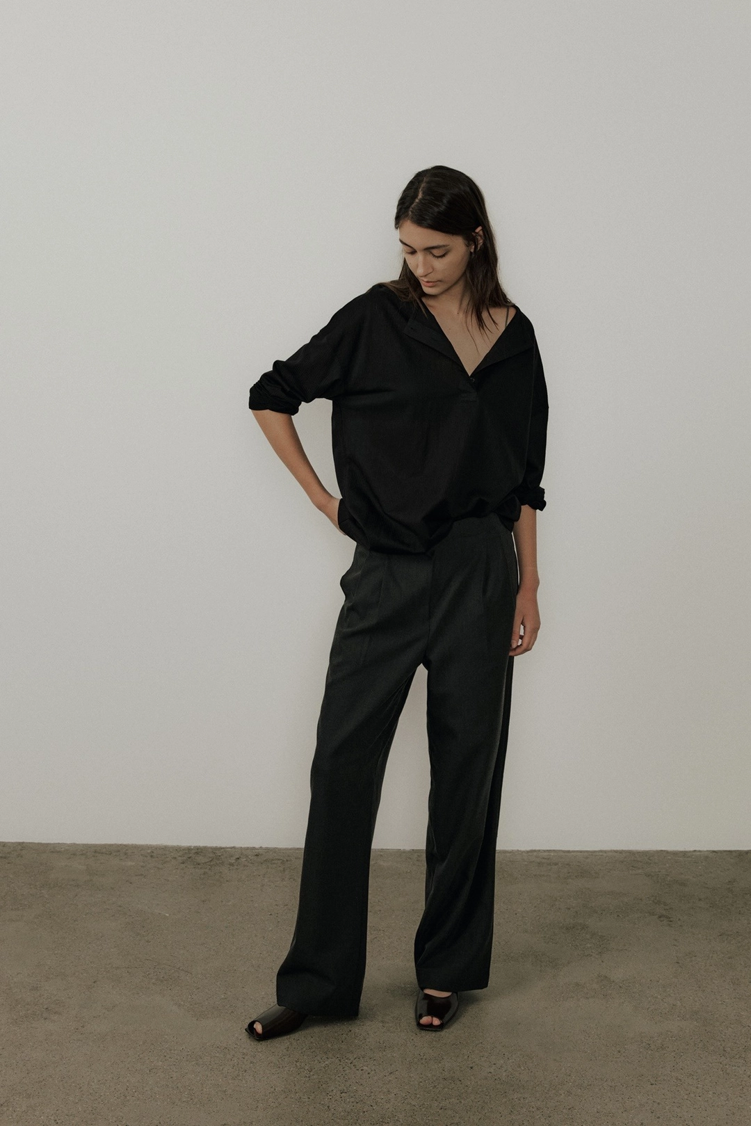 더릴 Urban Wool Trousers_Charcoal 상품 이미지 2