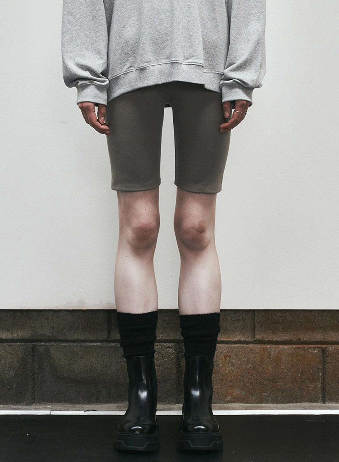로에일 [니브] Minimal Stretchy Biker Shorts (Khaki) 상품 이미지 1