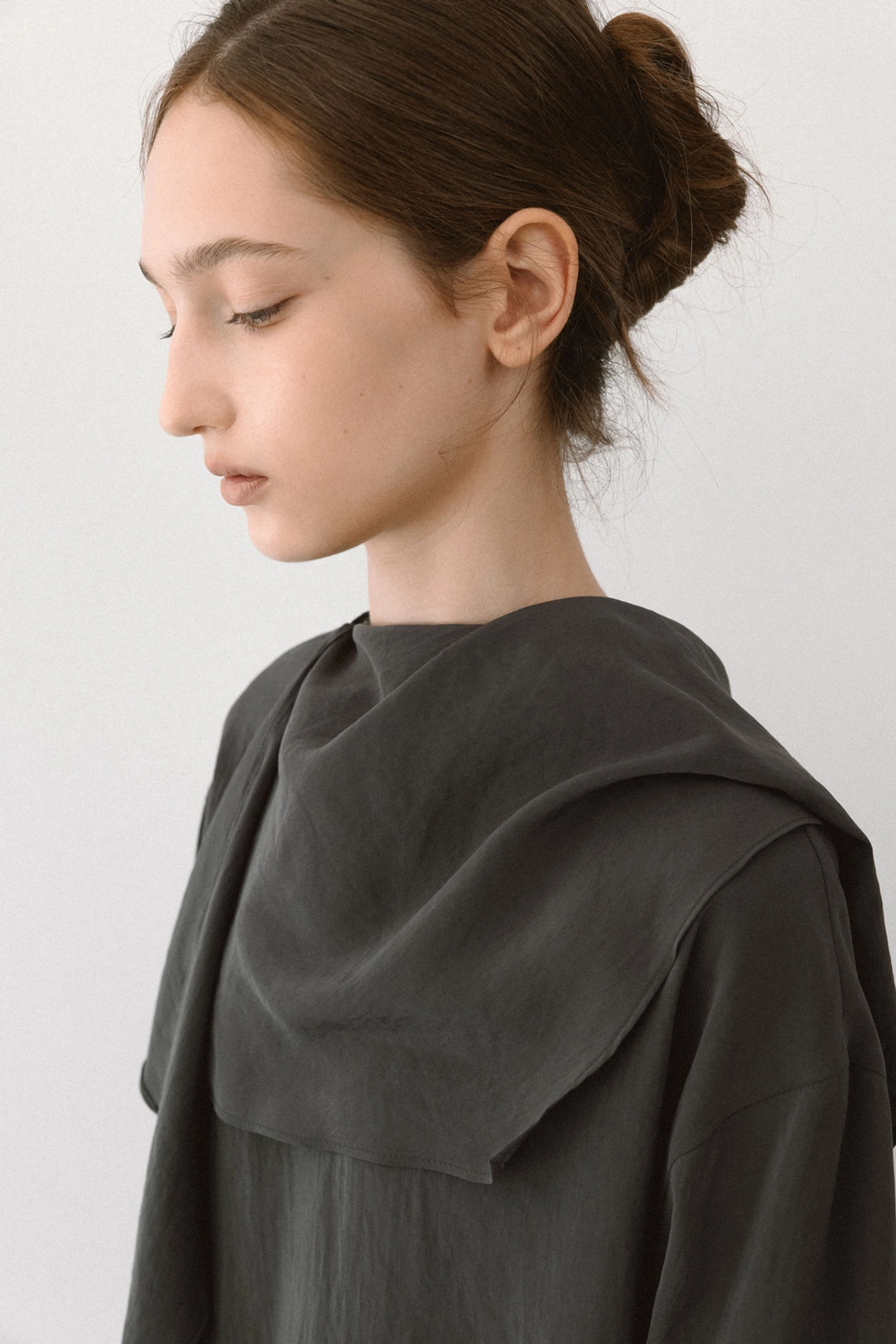 아워인 SCARF BLOUSE [ IVORY / CHARCOAL ] 상품 이미지 2