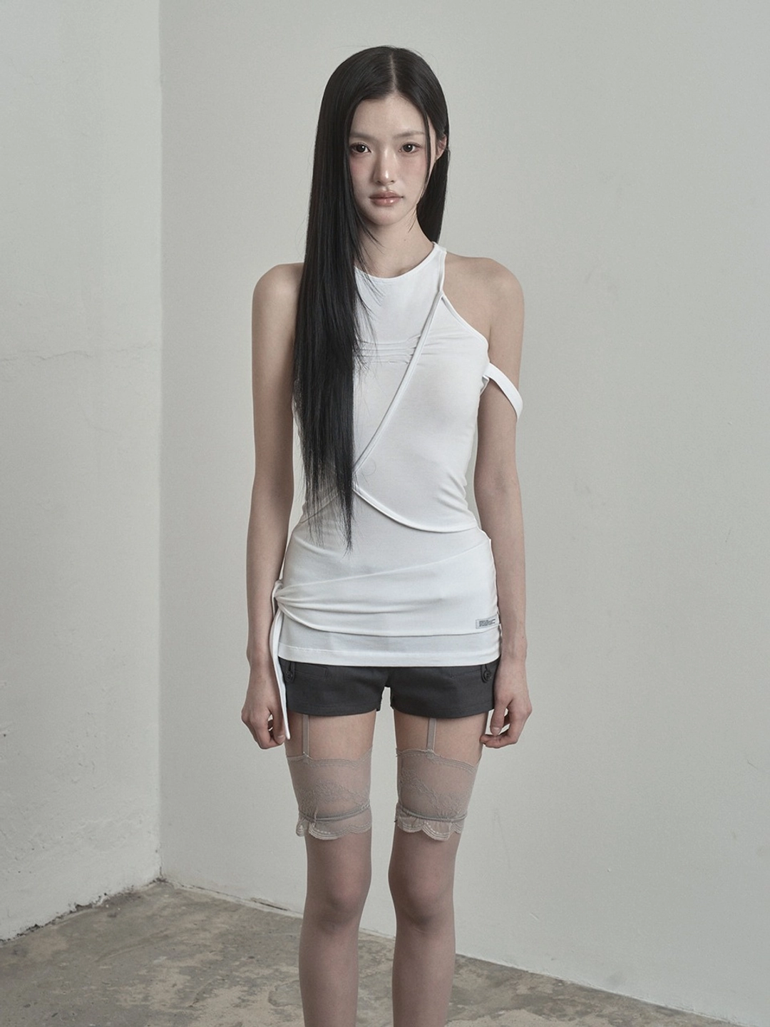 이네기 Contour Cross Strap Top (white) 상품 이미지 1