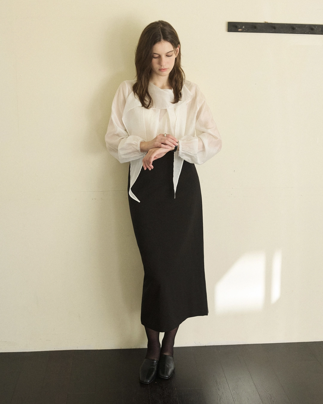 어다울 Ruffle scarf neck pintuck blouse - white 상품 이미지 2