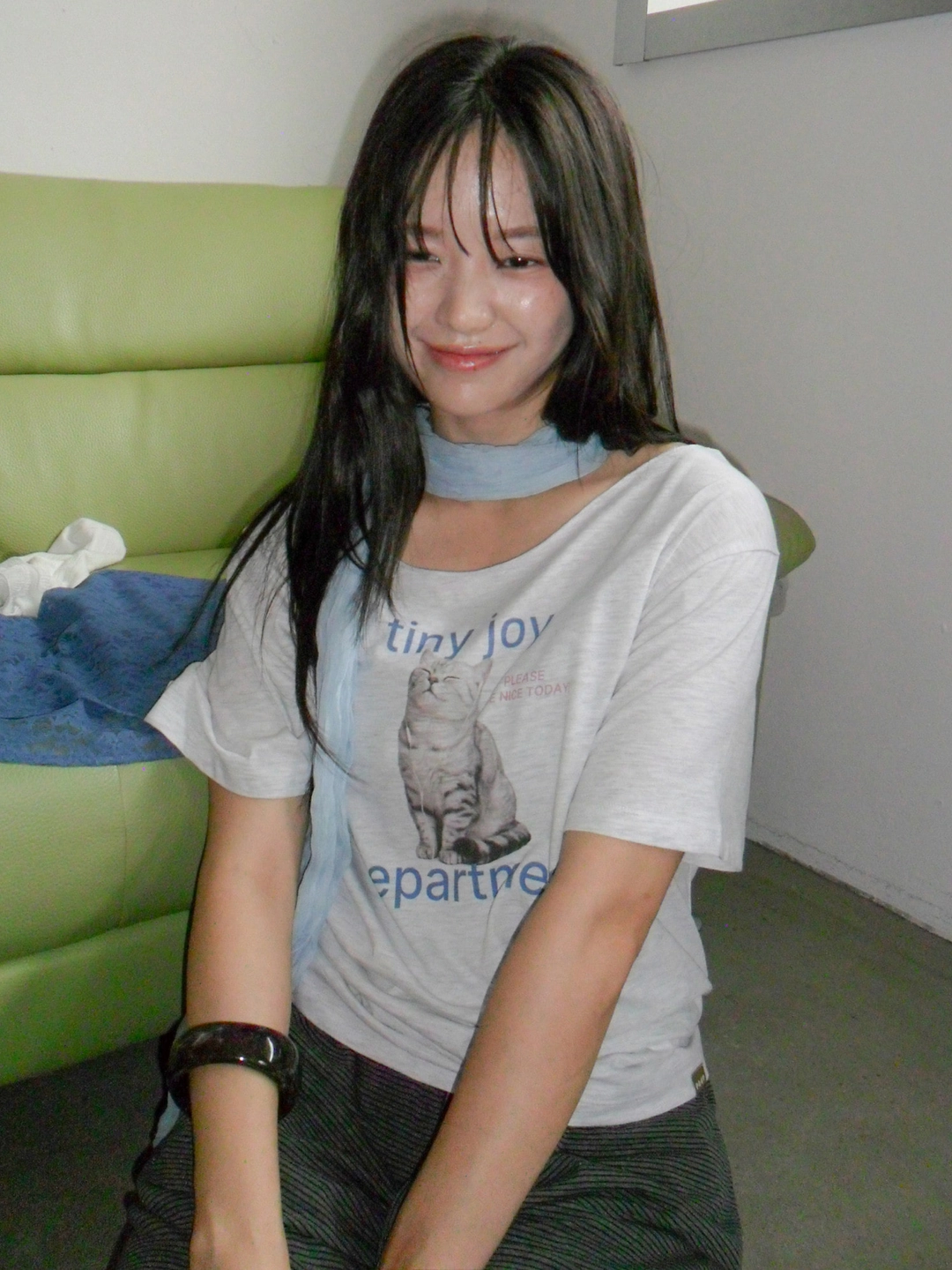 포에브 Joy Cat Off Shoulder T-Shirt [2 Color] 상품 이미지 2