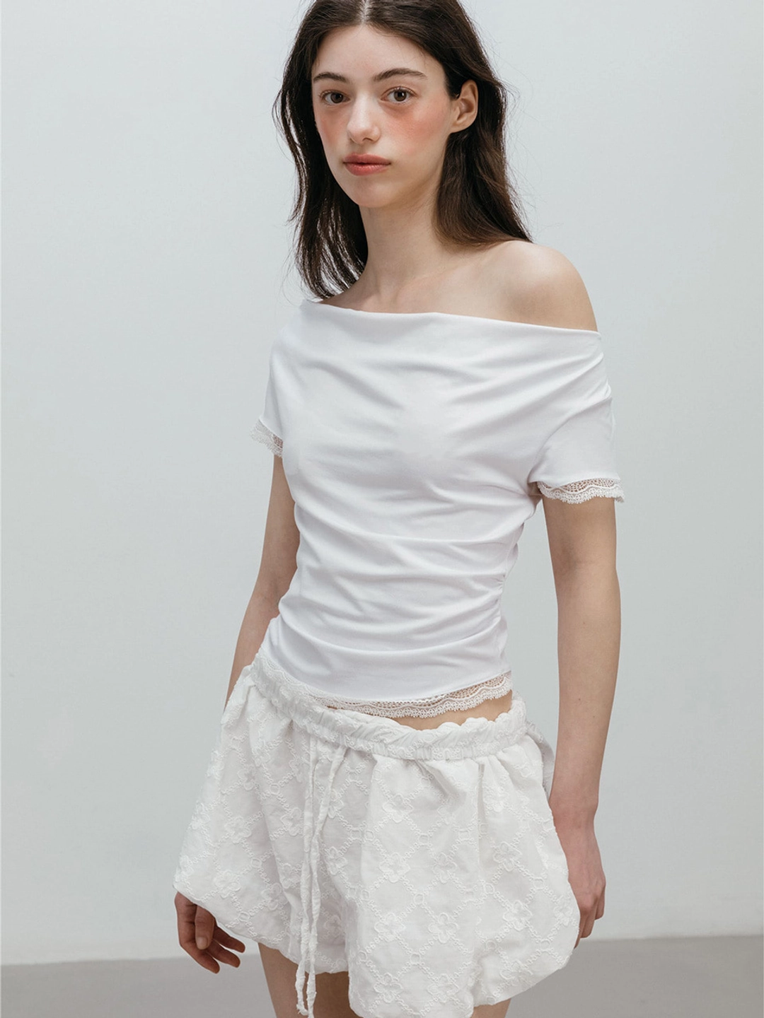 모이페어 LACE OFF SHOULDER T-SHIRT / WHITE 상품 이미지 2