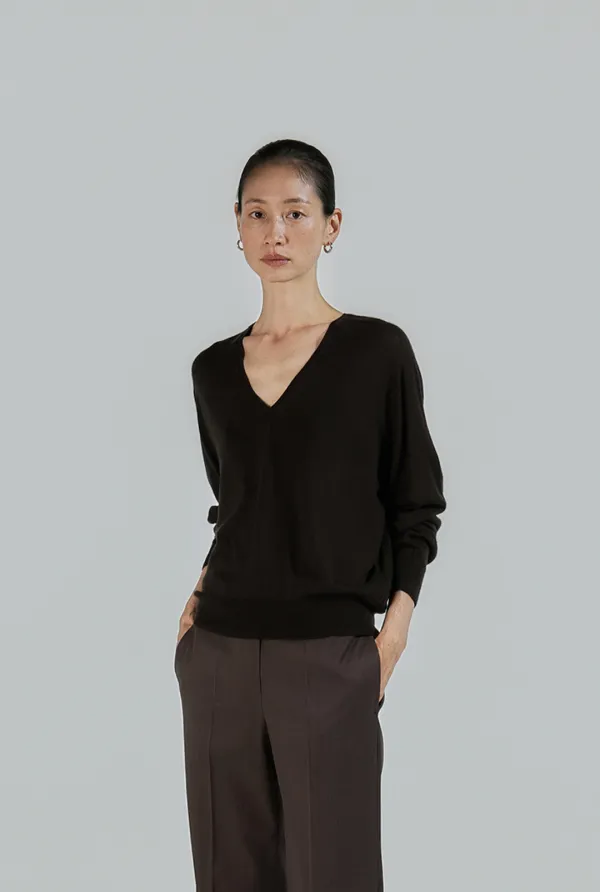 ESSENCIAL V NECK KNIT TOP ( DARK BROWN )
