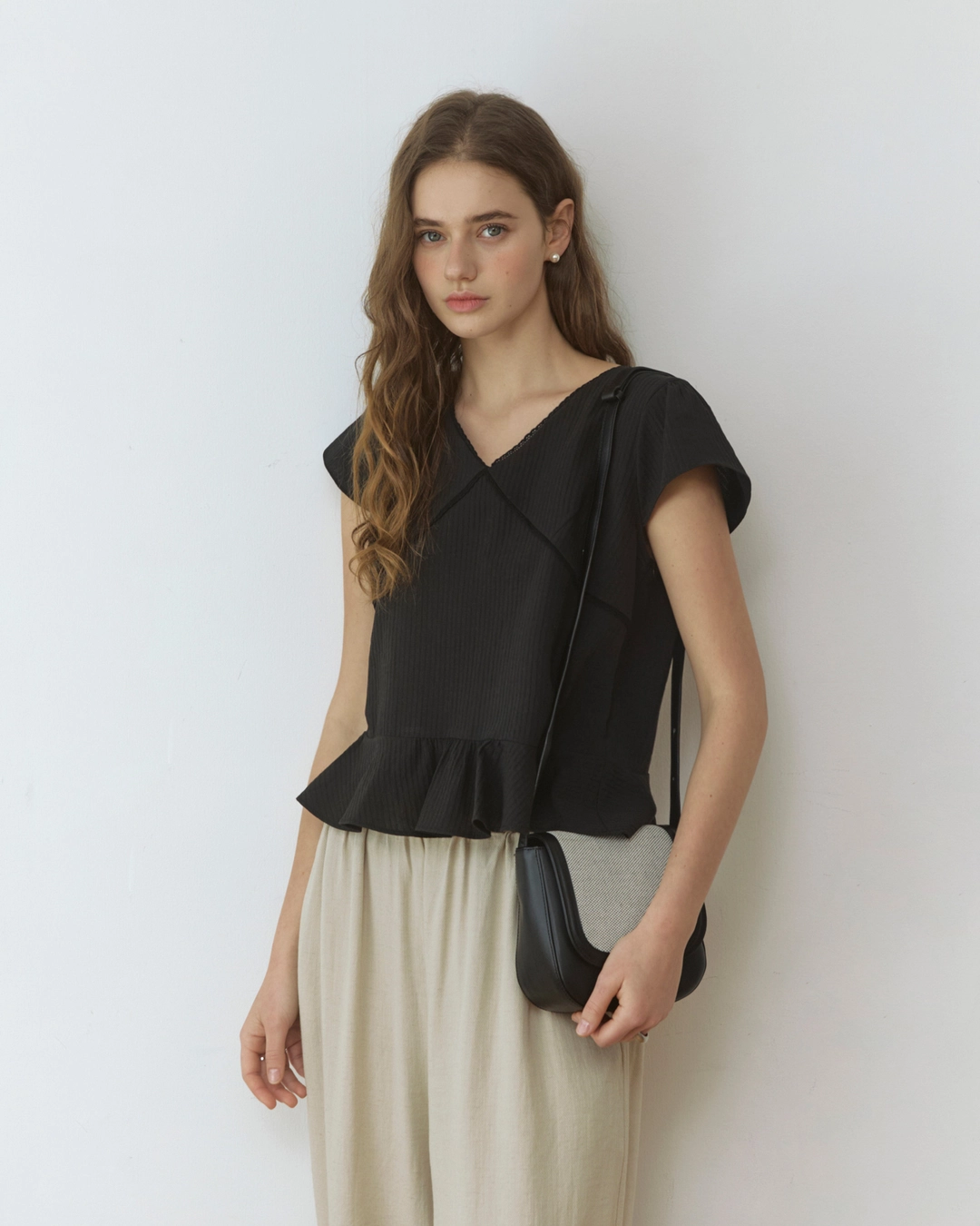 어다울 V cut lace jacquard blouse - black 상품 이미지 3