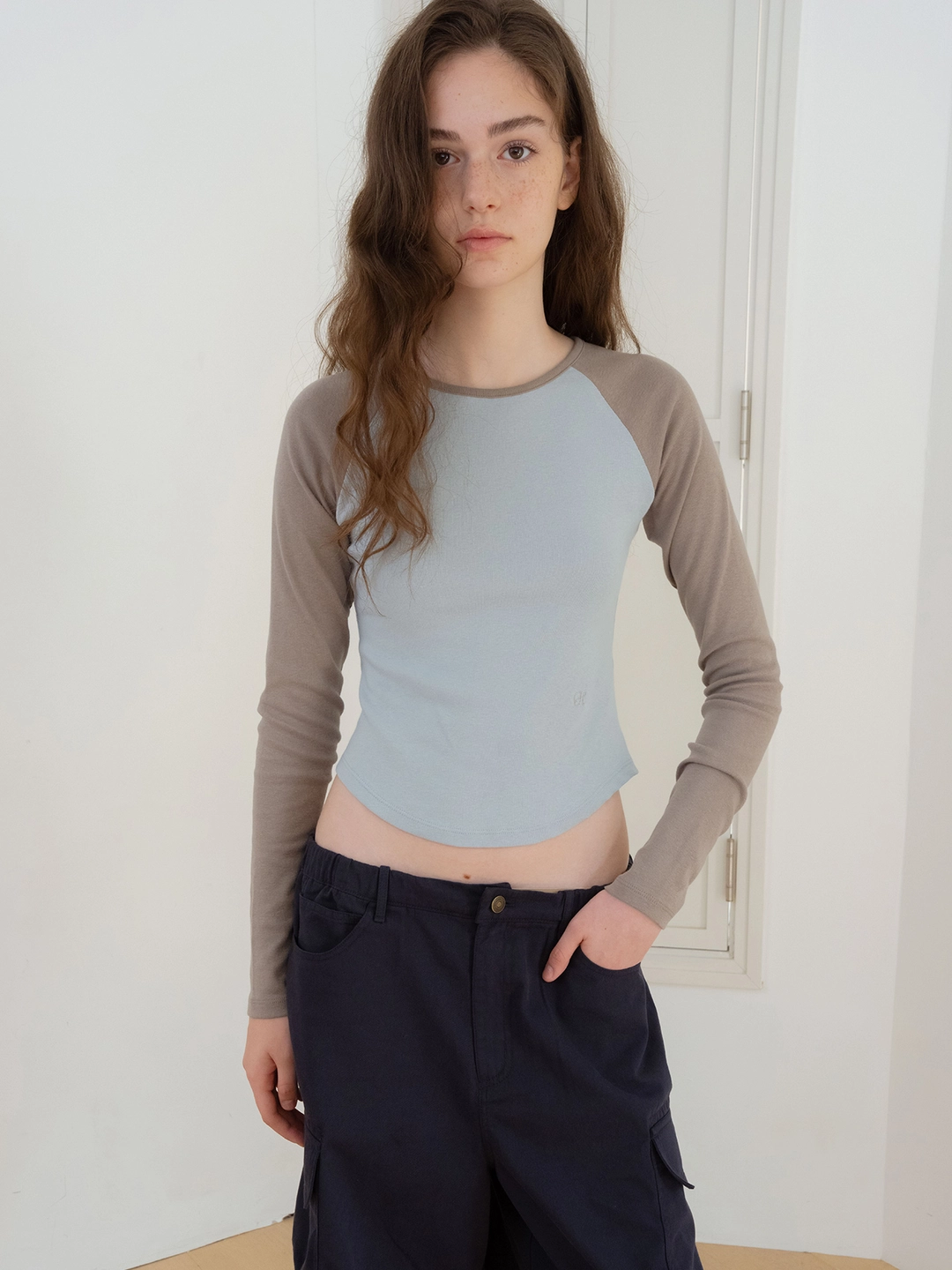 헤더먼트 fitted raglan t-shirt (baby blue - cocoa) 상품 이미지 2