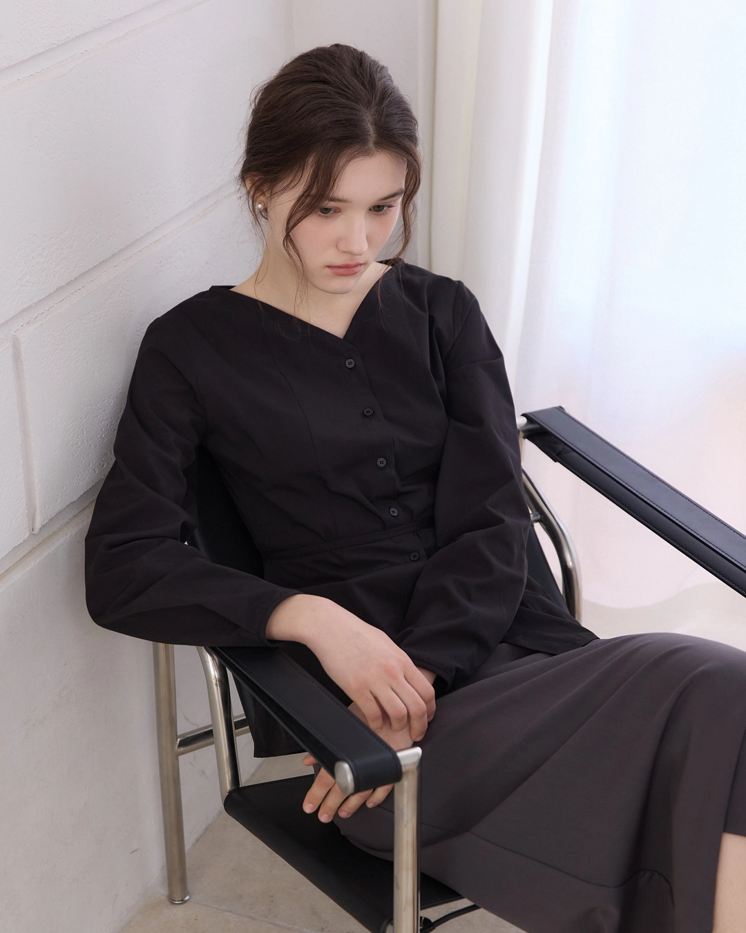 어다울 V neck classic belted blouse - black 상품 이미지 2