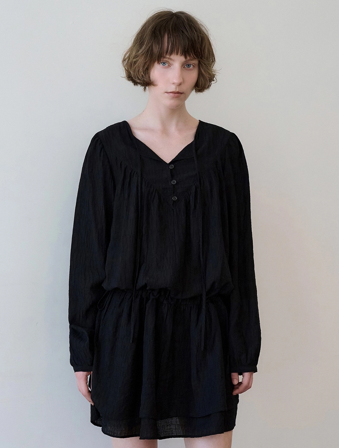 로에일 Button strap tiered mini dress_Black 상품 이미지 1