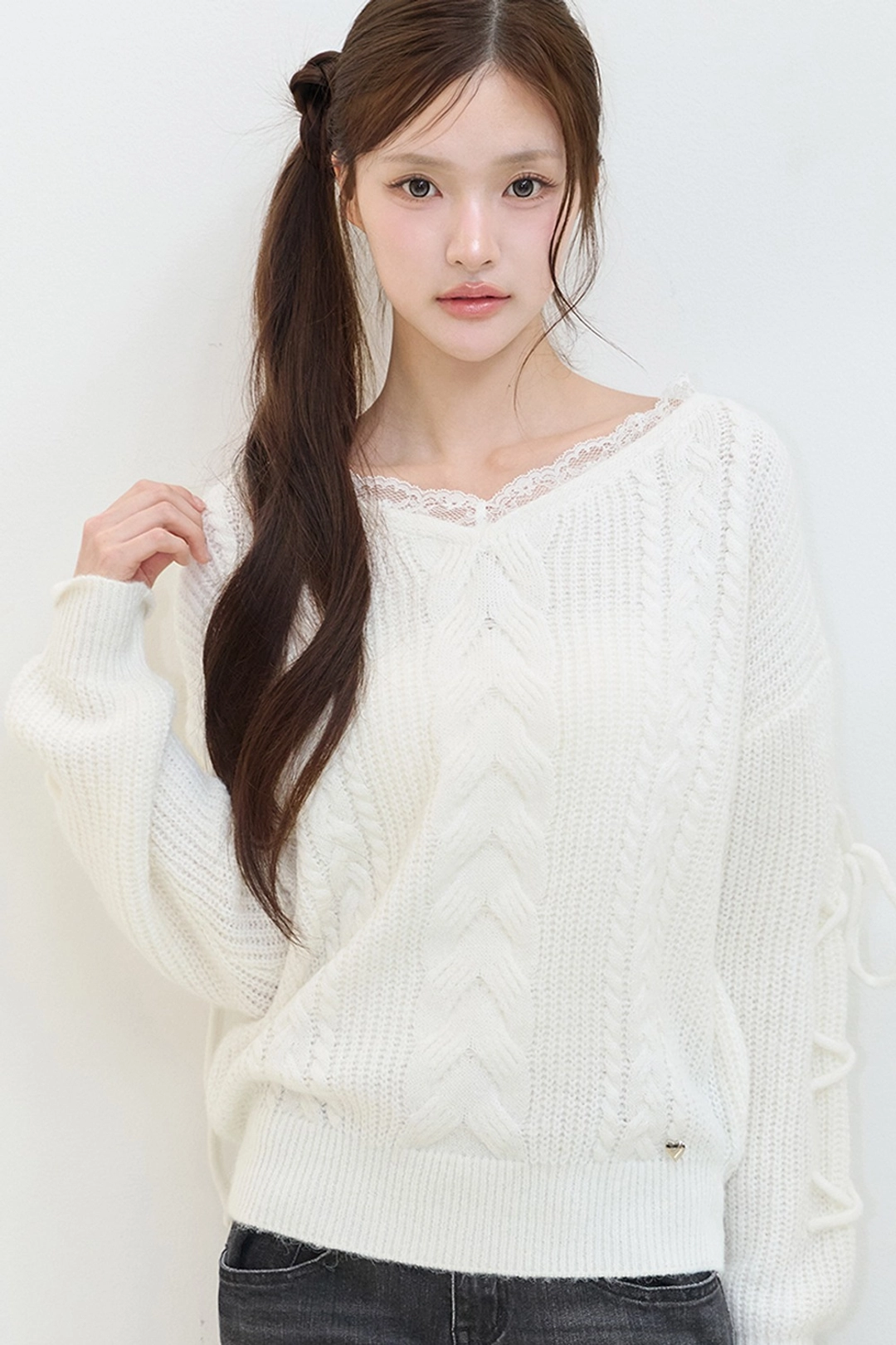 일리고 레이스업 브이넥 니트 아이보리 상품 이미지 1