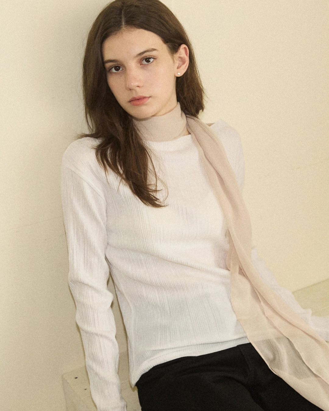 어다울 Wrinkle pleats boat neck t shirt - ivory 상품 이미지 2