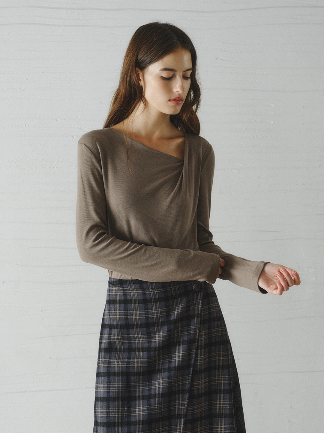 르니나 ROEL drape neck t-shirt_mocha 상품 이미지 2