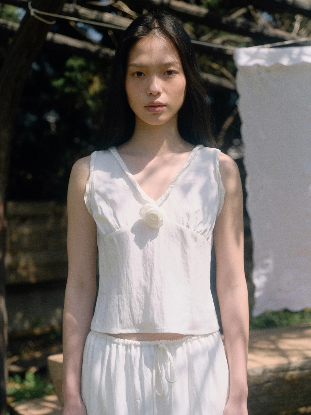 베이오드 V flower sleeveless blouse_ivory 상품 이미지 1