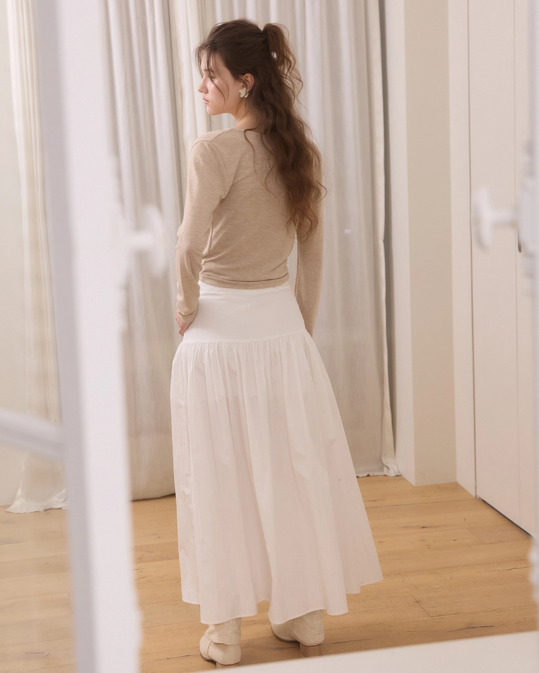 어다울 Drop waist shirring long skirt - white 상품 이미지 3