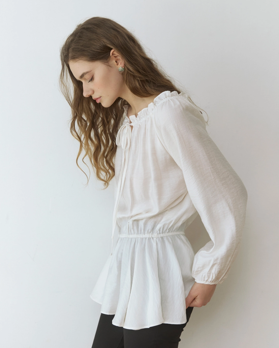 어다울 [단독] Layered two way frill blouse - ivory 상품 이미지 3