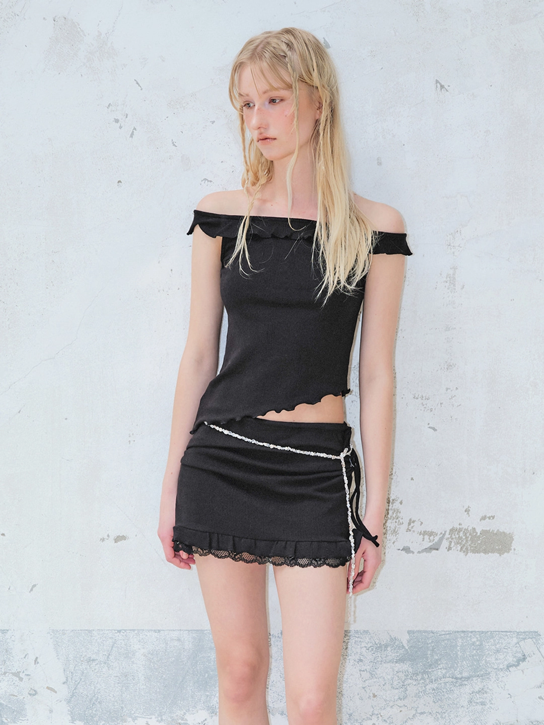 에트몽 Eyelet Ruffle Off Shoulder T-Shirt, Black 상품 이미지 1