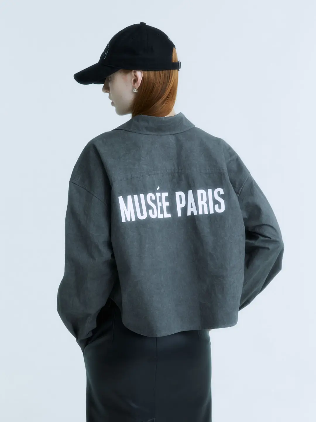 뮤제 AVIGNON Back Printed Crop Over Fit Shirt_Charcoal Gray 상품 이미지 2
