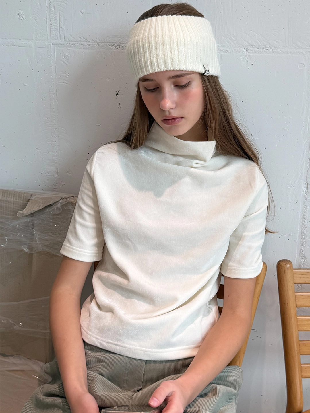쏘이르 VELVET HALF NECK T-SHIRT - IVORY 상품 이미지 1