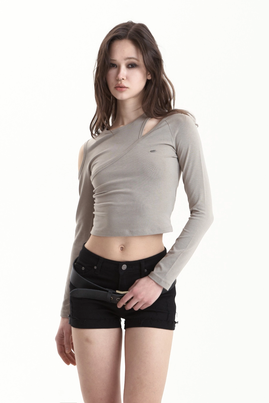 시너진 SLASH CUT-OUT LONG SLEEVE BEIGE 상품 이미지 3