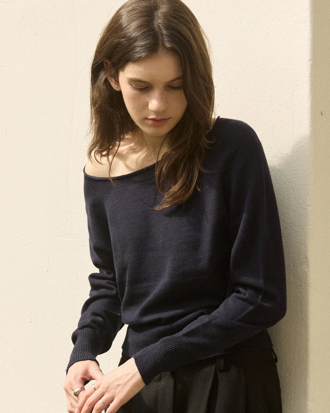 어다울 Holgarment soft boat neck knit - navy 상품 이미지 2