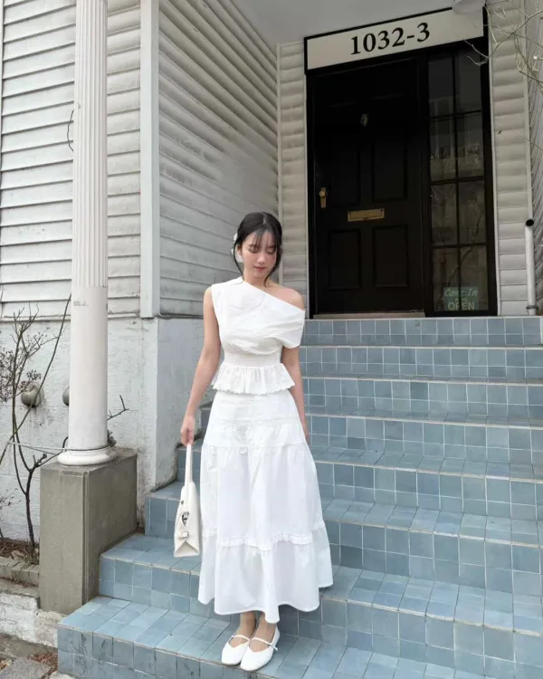 @e.e_eunDrape lace blouse (Ivory)Lace tiered long skirt (Ivory)