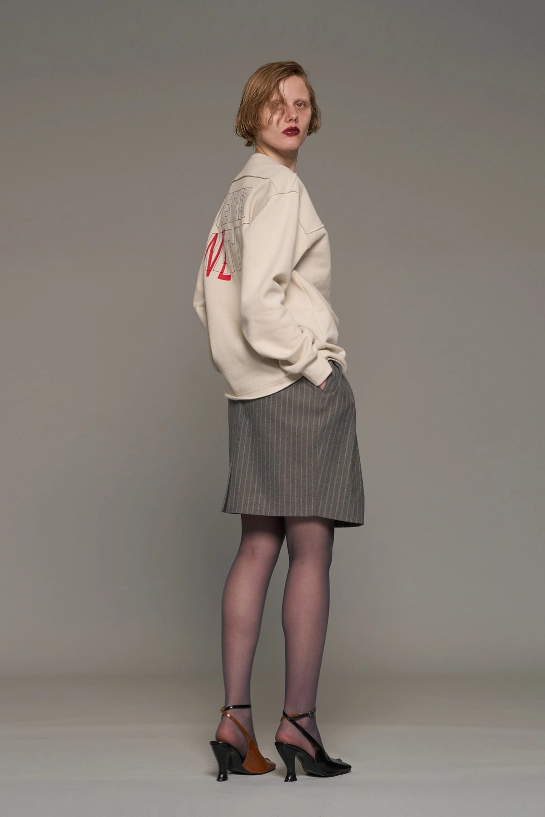 푸쉬버튼 FW26 IVORY RAW EDGE GRAPHIC SWEATSHIRT 상품 이미지 2
