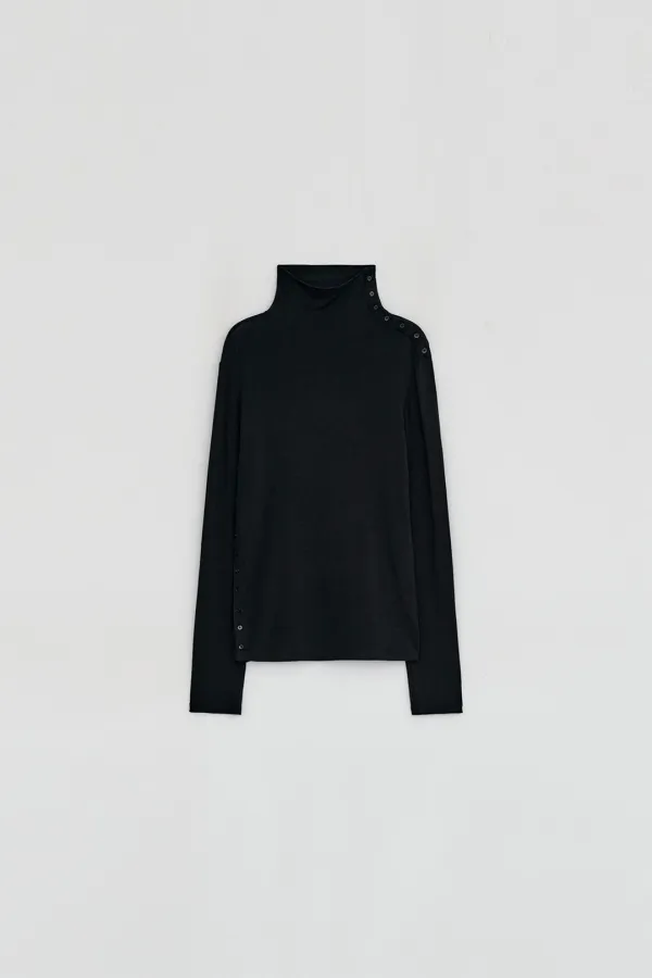 DIAGONAL BUTTON SLIT TOP