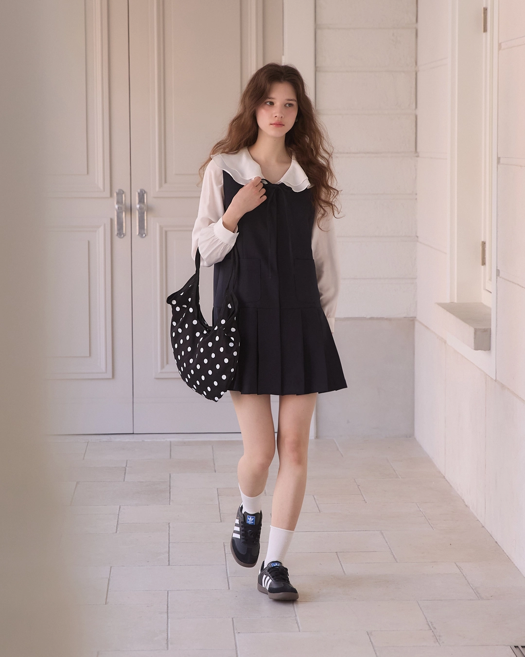 어다울 Hidden button ribbon pleats midi dress - navy 상품 이미지 2