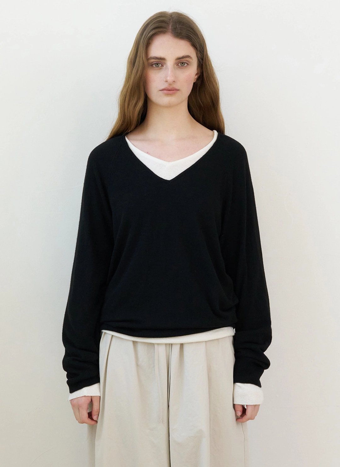 르닐 Lea Soft Silk V-neck Knit (Black) 상품 이미지 1