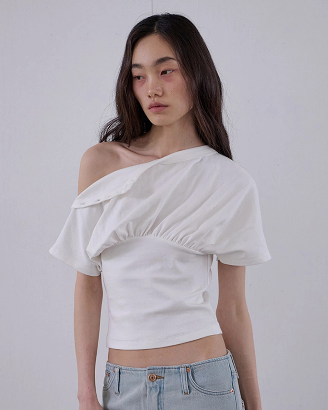 오데스 [5/29 예약출고] ASYM BUTTON SHOULDER TEE - WHITE 상품 이미지 1