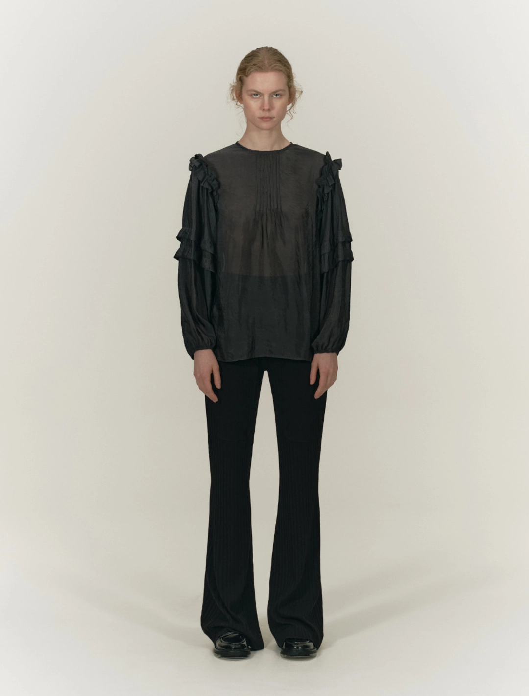 솔티페블 SHEER RUFFLE BLOUSE [BLACK] 상품 이미지 1