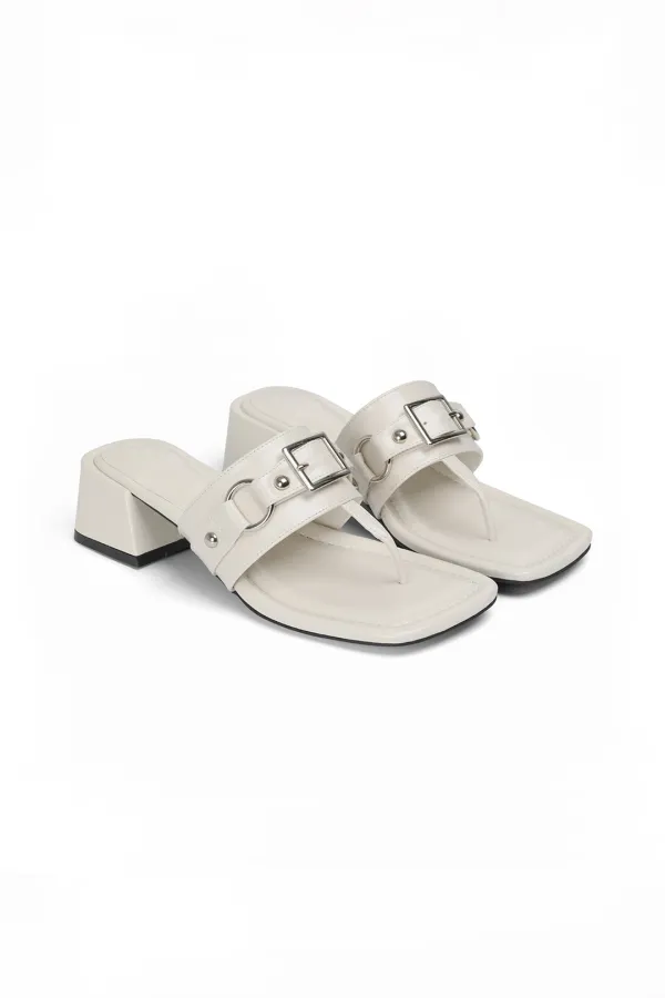 STUD SQUARE FLIP FLOP IN WHITE