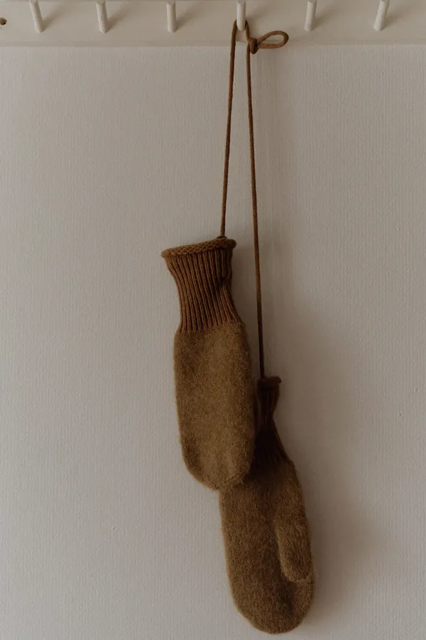 hairy alpaca mittens (camel beige)