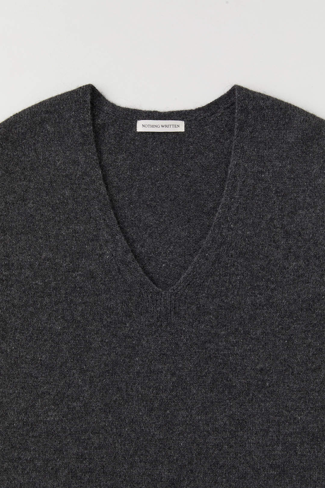 낫띵리튼 5TH / Runa v-neck pullover (Charcoal) 상품 이미지 2