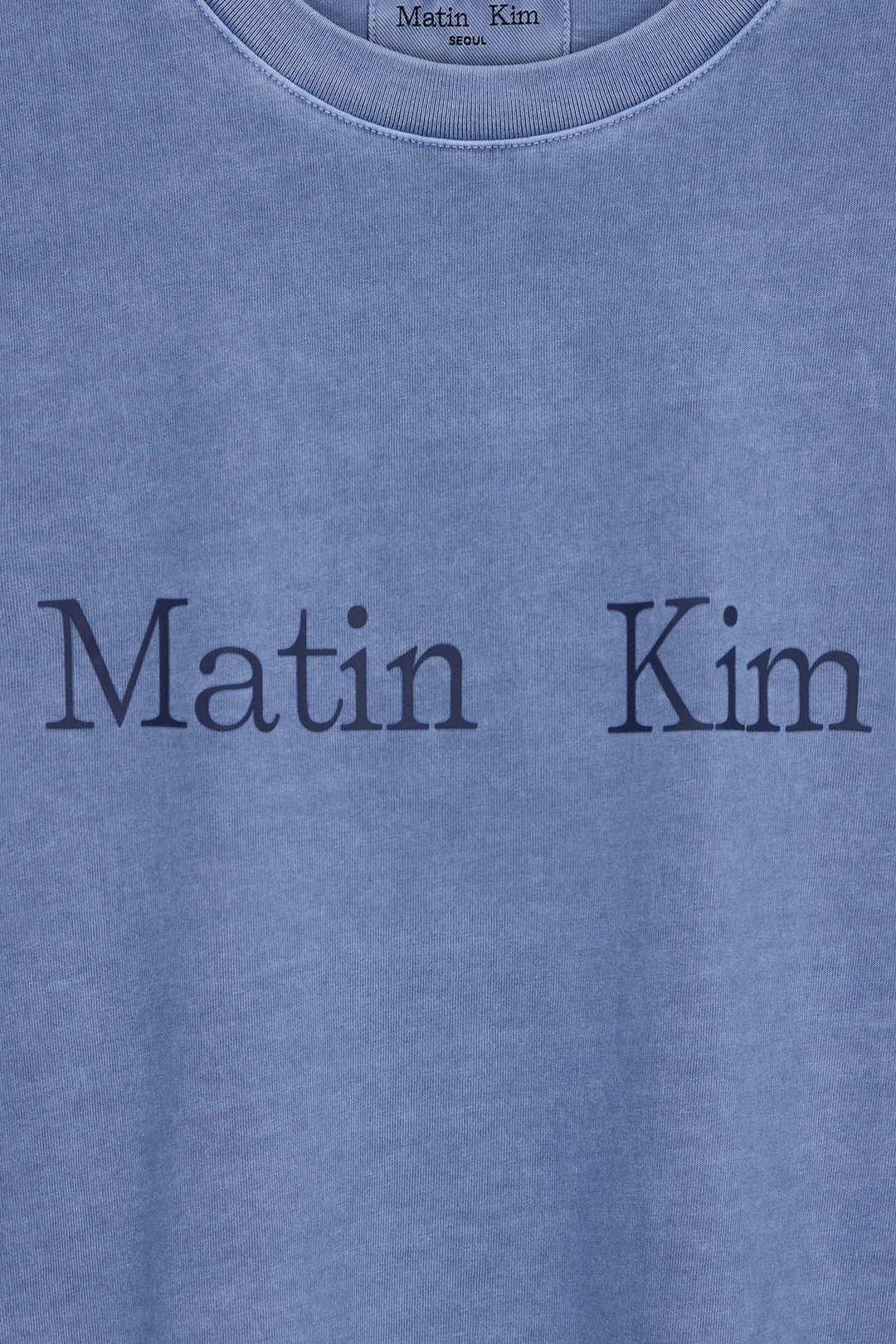 마뗑킴 PIGMENT LOGO TOP IN POWDER BLUE 상품 이미지 3