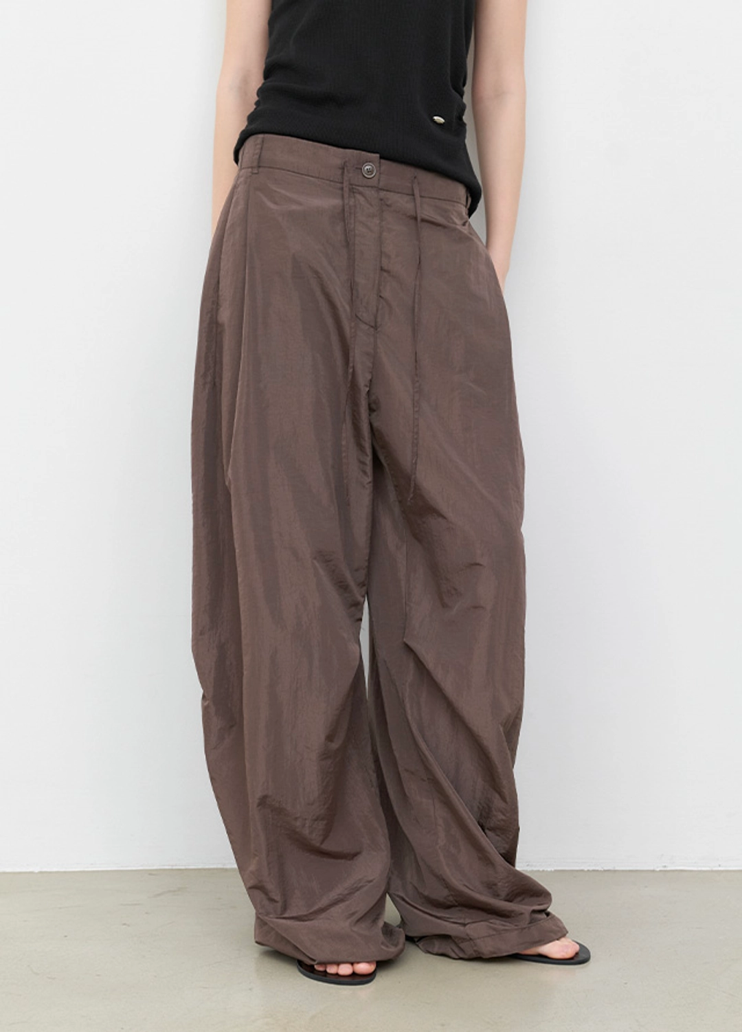 아뜰리에 나인 (PT-5798)YU TUCK CURVED BANDING NYLON PANTS 상품 이미지 1