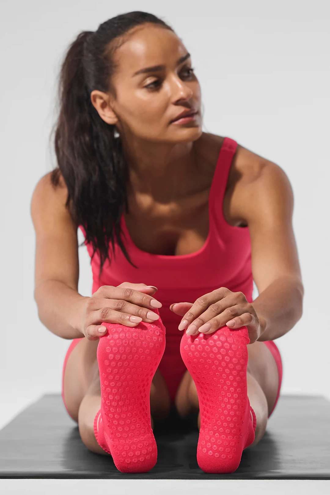 알로요가 Women's Pulse Grip Sock - Candy Red 상품 이미지 3