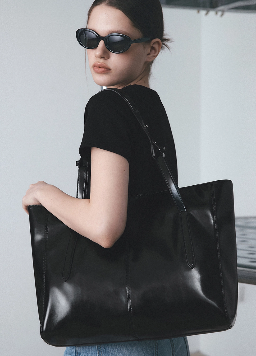 레더리 글로시 투웨이 쇼퍼백 [BLACK] 상품 이미지 2