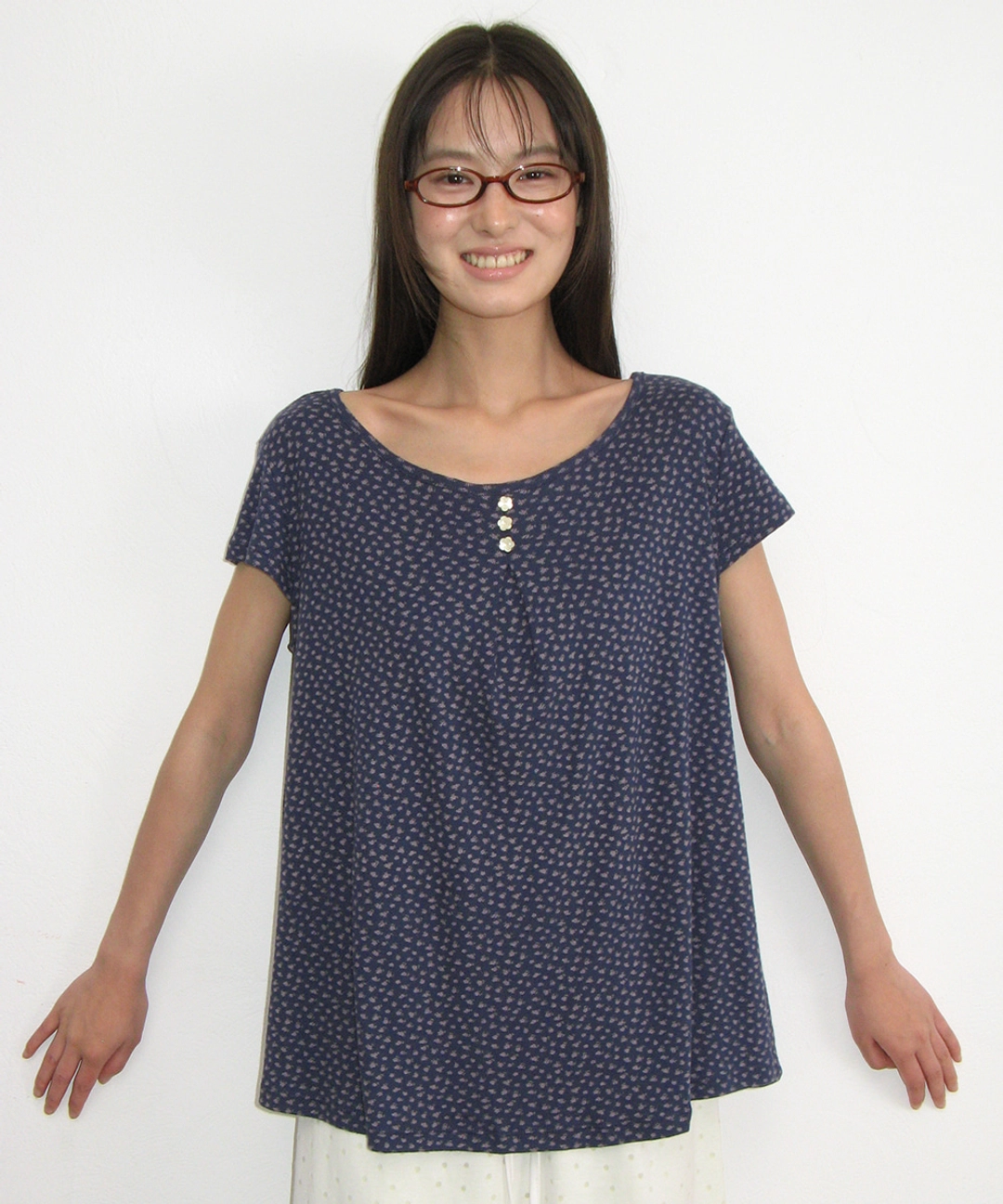 론론 FLORAL BUTTON PINTUCK RUFFLE T SHIRT NAVY 상품 이미지 1