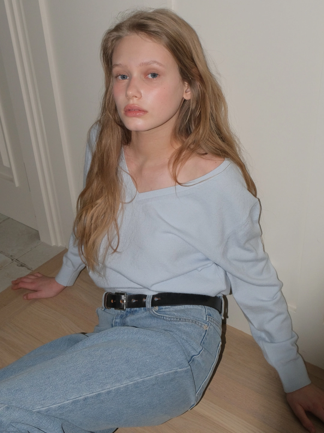 어몽 A WASHABLE V-NECK KNIT TOP_LIGHT BLUE 상품 이미지 2