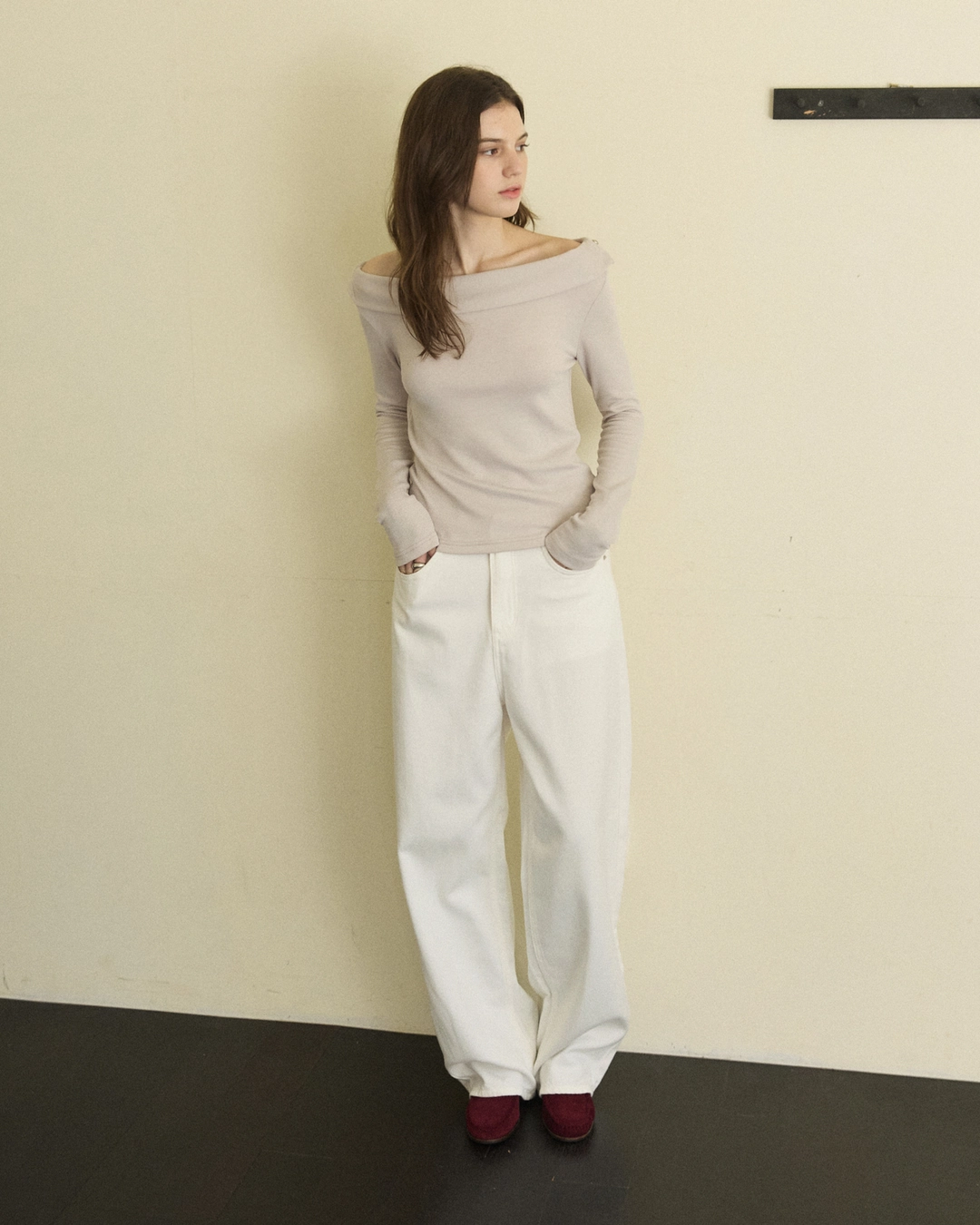 어다울 Softy silver button off shoulder t shirt - ash beige 상품 이미지 3