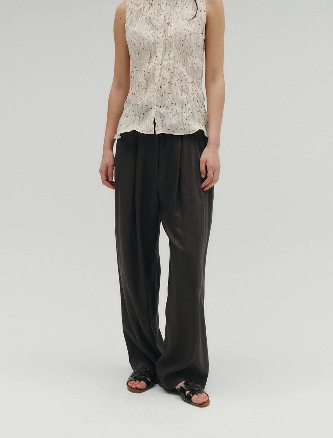 솔티페블 LINEN WIDE TWO-TUCK PANTS [CHARCOAL] 상품 이미지 2