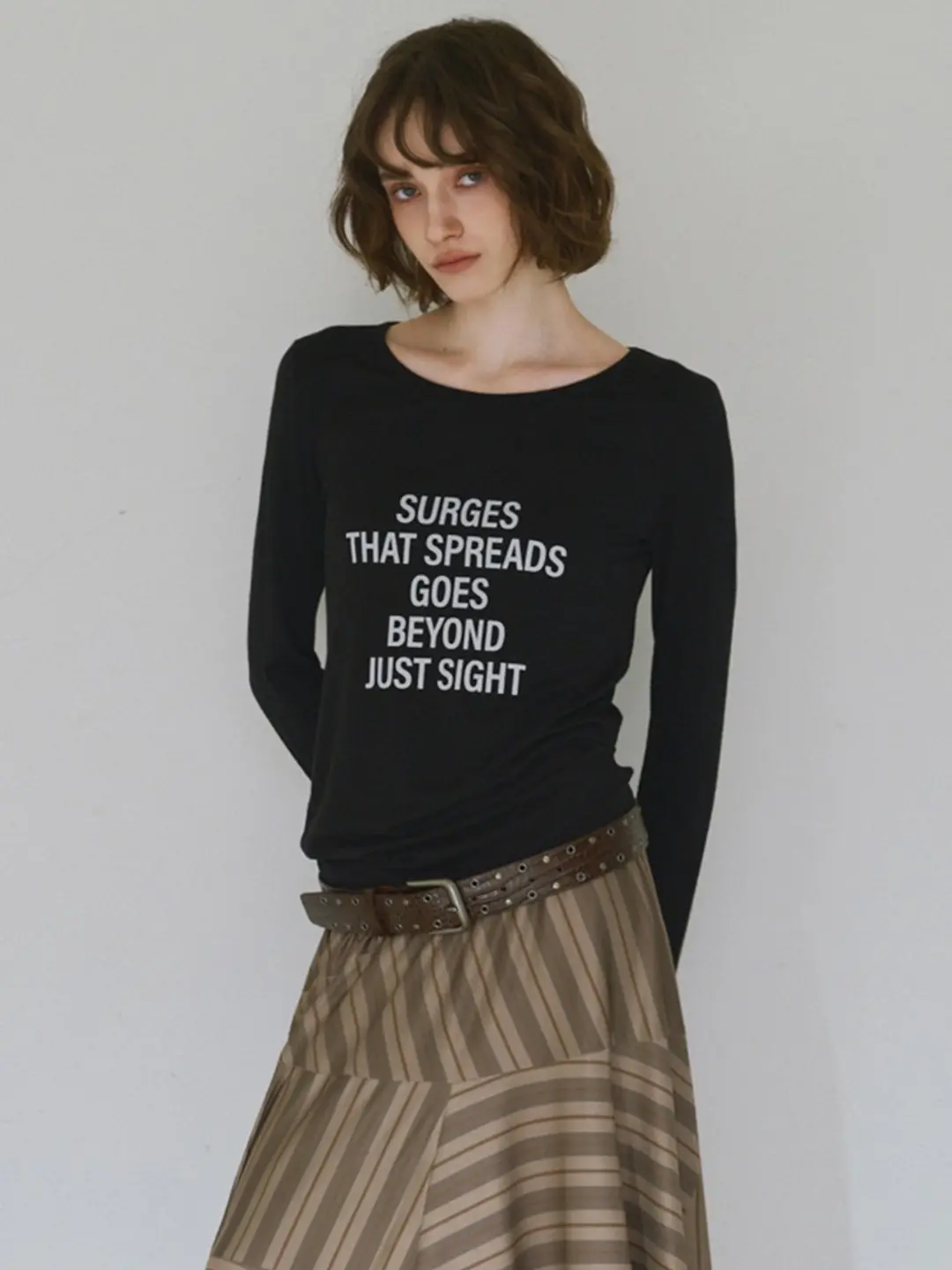 밀로 우먼 Typography T-Shirt [Black] 상품 이미지 1